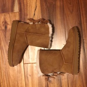 New Women’s UGG Bailey Bow chestnut Size 5